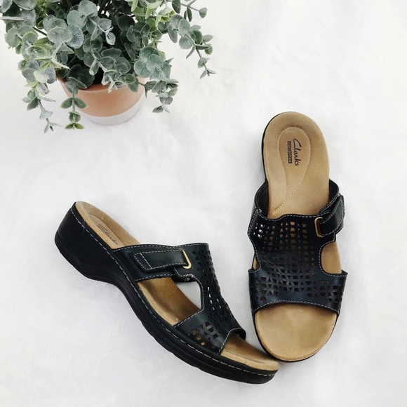clarks cushioned sandals